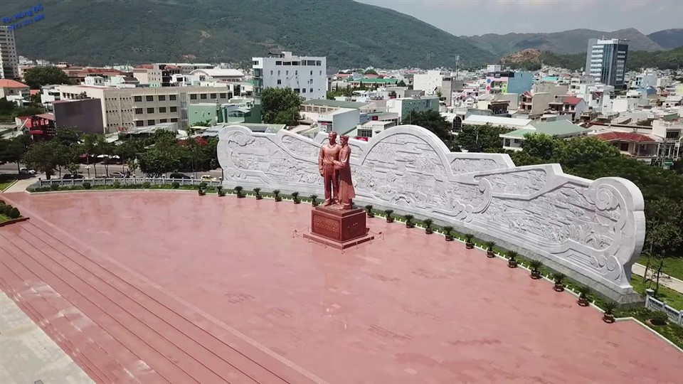 Quảng Trường Nguyễn Tất Thành và tượng đài Nguyễn Sinh Sắc